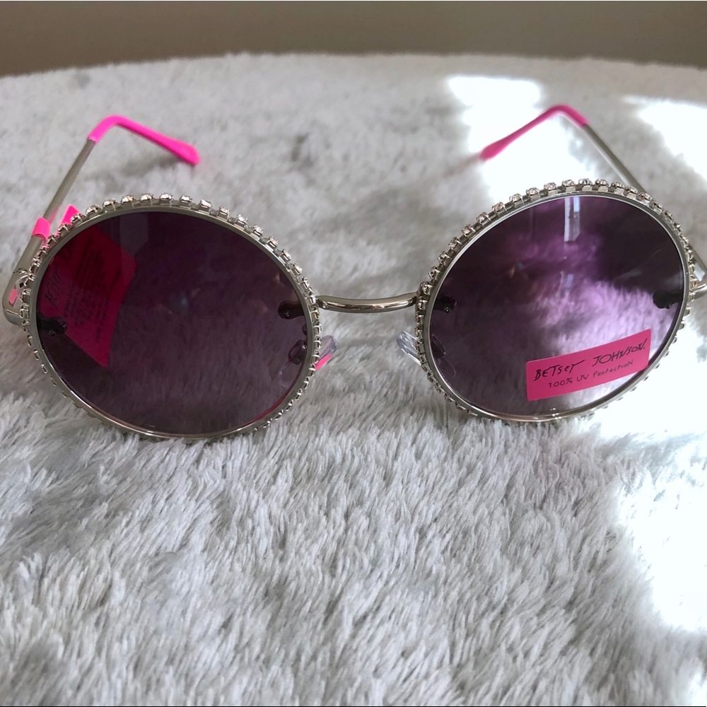 HOST PICK‼️Betsey Johnson Sunglasses - Picture 3 of 4